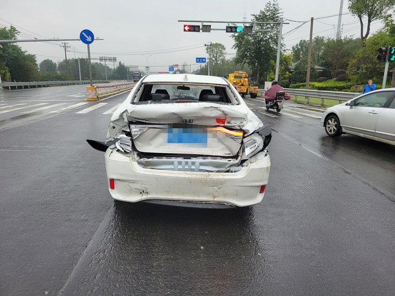 温州雨天跟车过近工程车追尾轿车