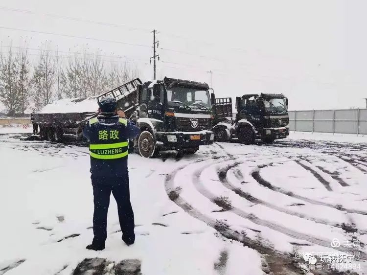 路政执法大队清理联合治超站执法人员对超限超载车辆进行监督卸载