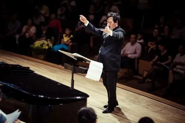 如今,温雨川作为天津大学艺术教育中心教师,接过了任宝平的指挥棒