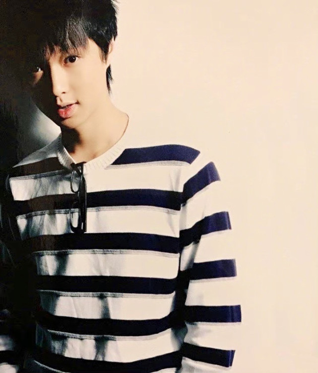 30岁张艺兴中学毕业照被翻出,颜值青涩眼神懵懂,五官轮廓与现在差距大