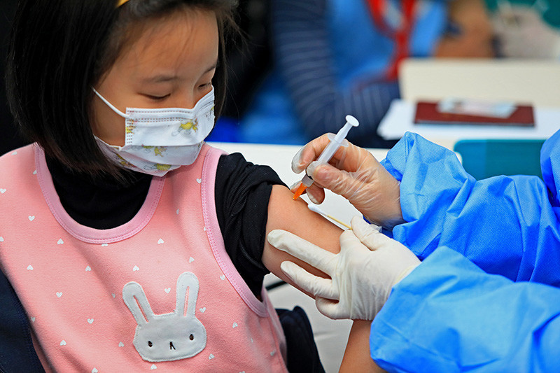 新冠疫苗接种现场小朋友们很勇敢