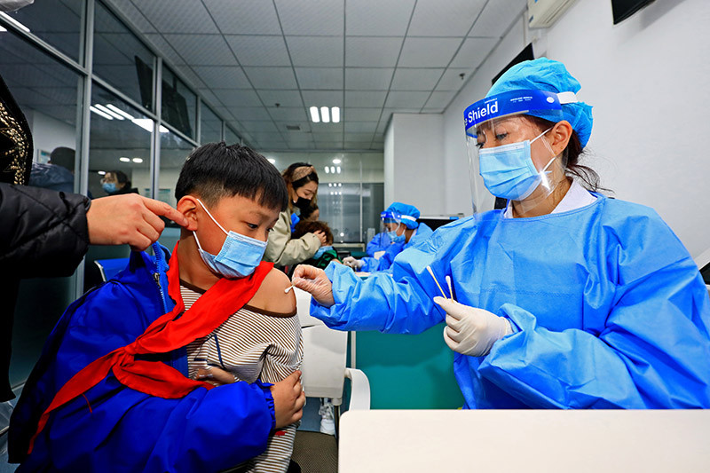 新冠疫苗接种现场小朋友们很勇敢