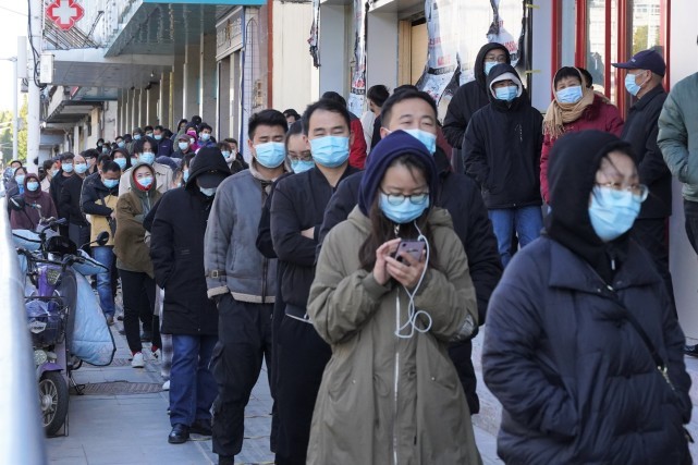 直击郑州全员核酸检测现场市民排队仅10分钟就得跺脚取暖有医护人员在