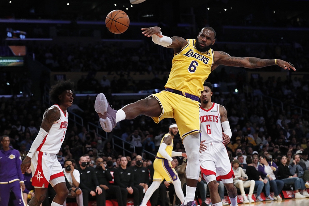 勒布朗·詹姆斯 【NBA】坏消息！勒布朗或再缺阵一个月？