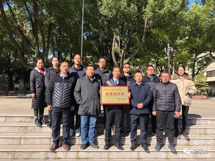 女子雙打伍旭梅,宋紅霞老師(左)對陣京山小學 隊員陳國成副校長在比賽