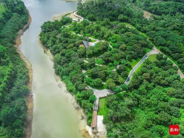 黃竹坑水庫位於坪地街道,全長1公里,為水庫郊野型碧道,建設以生態