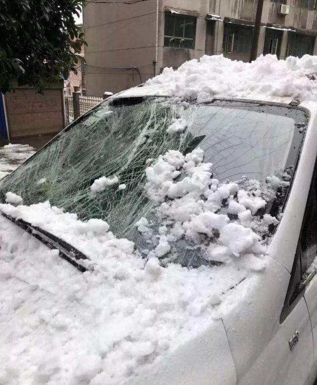 小区业主将车停在楼下▼就被房顶上滑下来的雪块砸个正着就在昨天河北