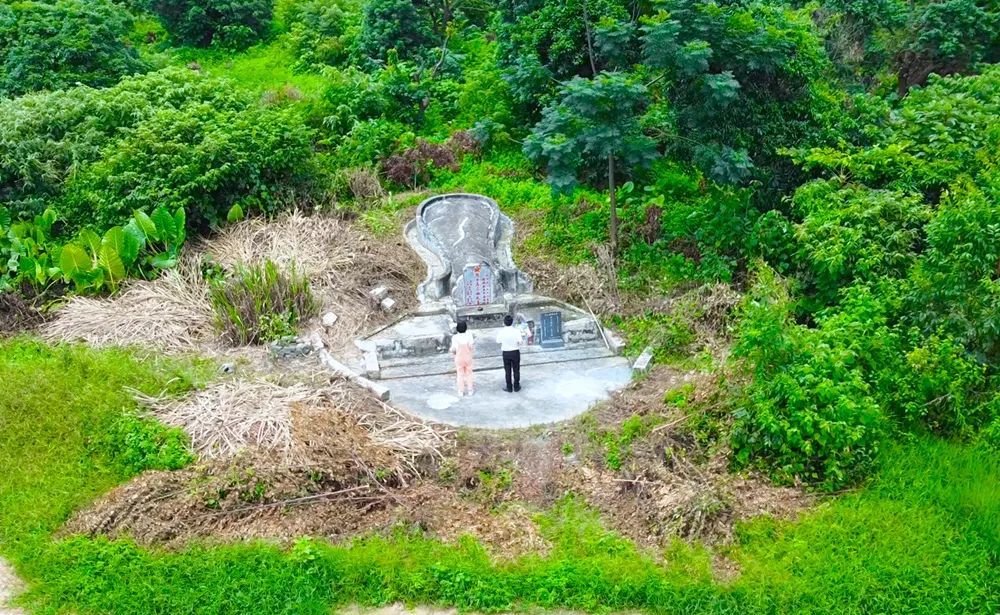 ▍吳三地後人為吳三地的陵墓獻花 推薦去處 | 漳州市長泰區巖溪鎮上蔡