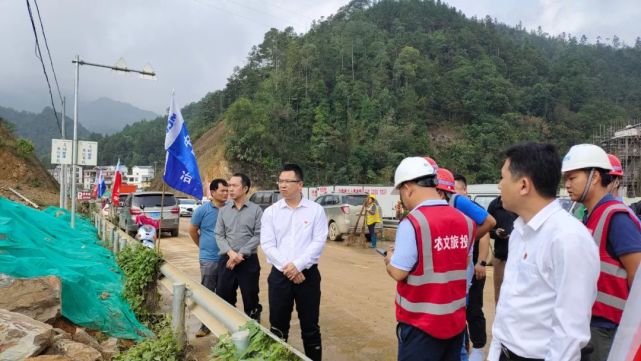 杨大东到平南县大鹏镇开展项目建设情况调研和走访慰问活动