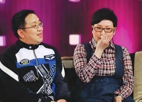 当时郭雅丹父母是不同意的,毕竟他离异还带孩子,可是郭雅丹不在乎