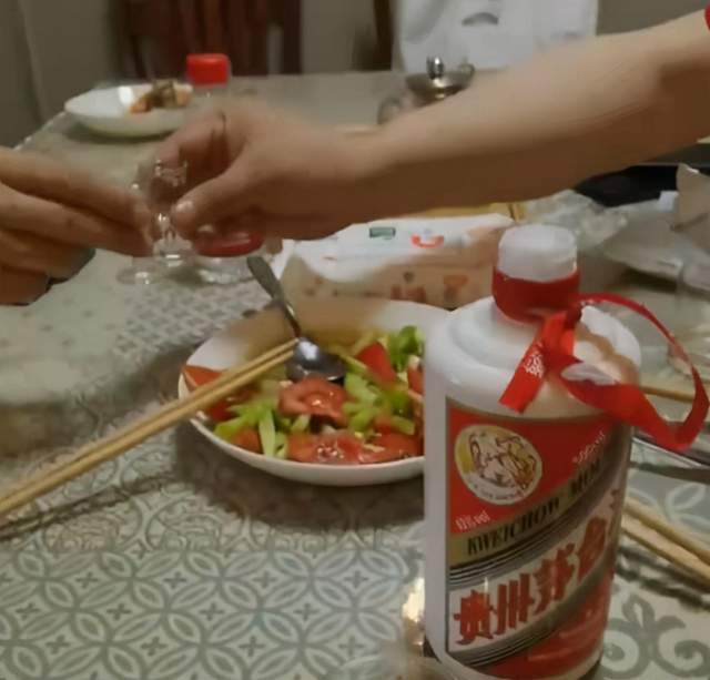 "家中做客,一身灰衣,打扮非常朴素,他此次外出吃饭并没有带着老婆邓婕