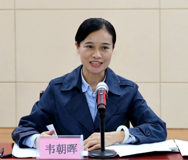 市委副书记韦朝晖代表市委市政府看望慰问新闻工作者