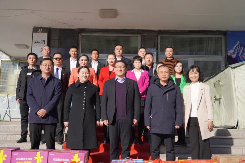 昭苏县委副书记,政法委书记成广一,县委常委,宣传部部长努尔古丽·居