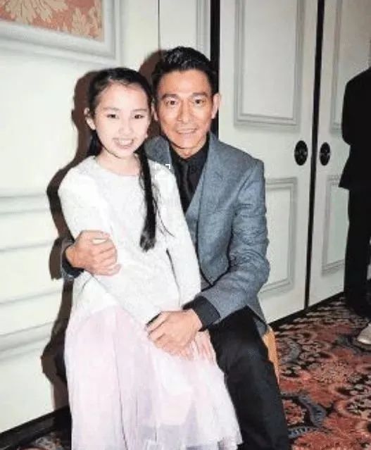 60岁的刘德华9岁女儿刘向蕙生活照被曝被称为最美星二代