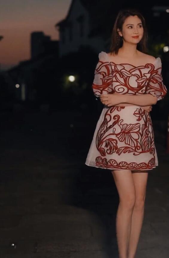 洪欣深夜独自遛弯!穿露肩裙秀身材,三十年如一日真像吃了防腐剂