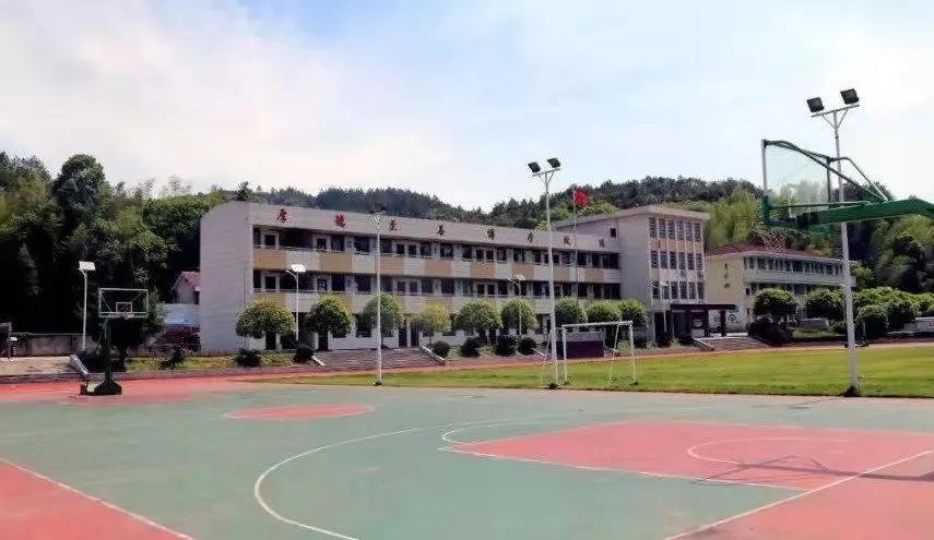 对一所乡村中学的特别好感