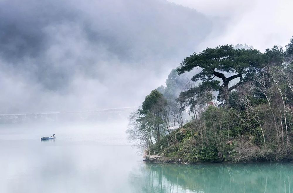 <b>看到汉江秀美的景色，不禁心有所感，王维写下了《汉江临眺》。</b>