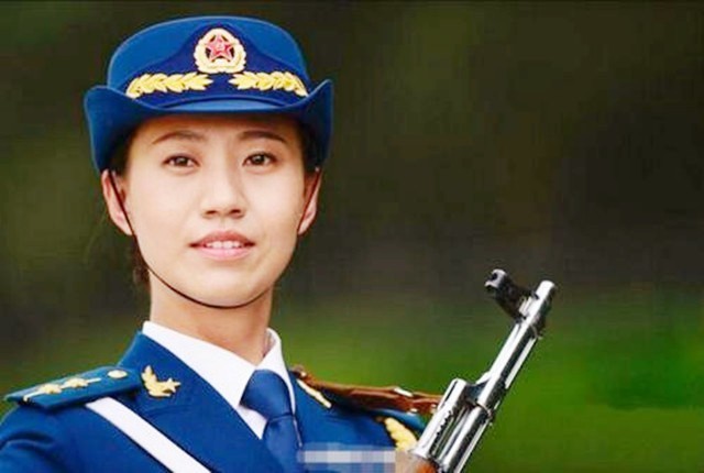 儀仗女兵隊長程誠6小時軍姿8斤負重訓練不愧是鐵娘子軍