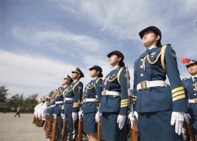 儀仗女兵隊長程誠6小時軍姿8斤負重訓練不愧是鐵娘子軍