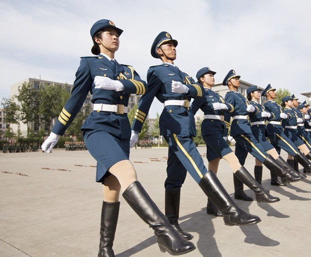 儀仗女兵隊長程誠6小時軍姿8斤負重訓練不愧是鐵娘子軍