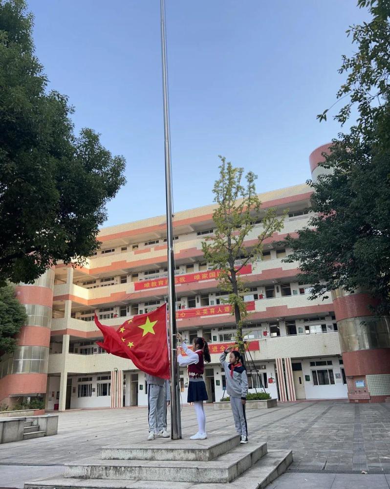 校园新闻让文明礼仪之花开遍校园石鼓路小学争做文明好少年国旗下主题