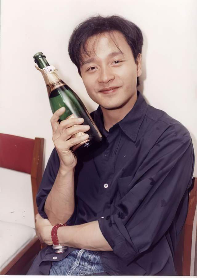 《the simple life》,凭借《人生嘉年华》《细水长流》两首歌曲名声大