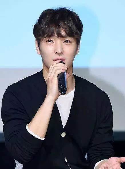 韩国歌手ftisland队长崔钟勋出狱,因参与集体性侵喝醉女性入狱