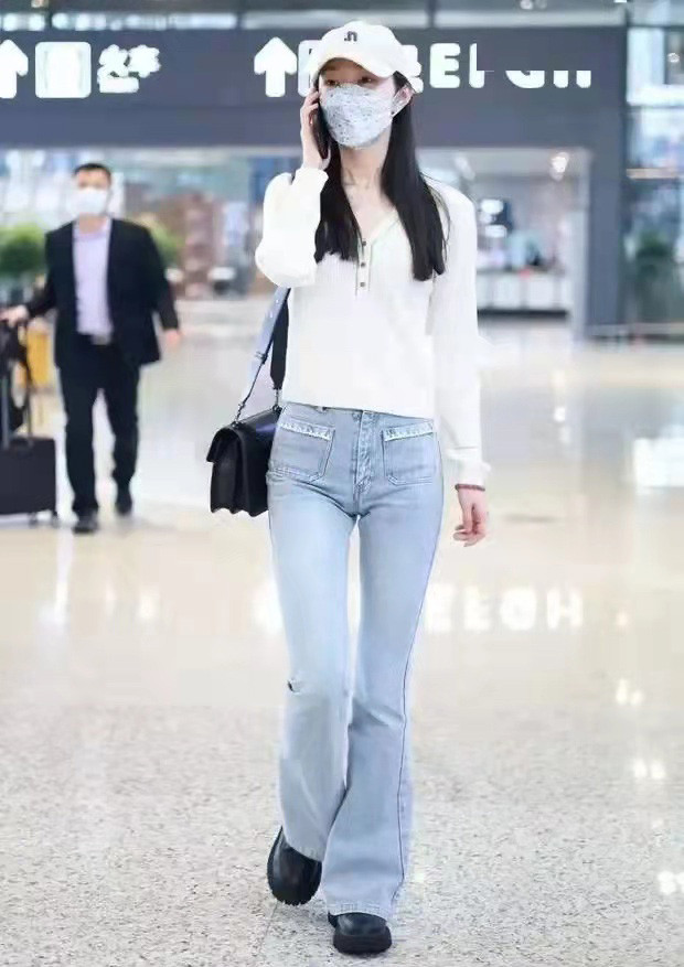 宋轶的观众缘真好走机场造型一丝不漏却被赞女人味十足