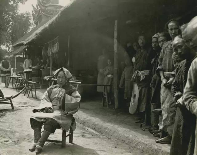 轎伕學堂的學童岸邊寺廟前往寺廟的人群寺廟的人群敘府金沙江銅關渡口