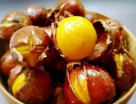 板栗这样做,不煮也不蒸,出锅个个开花还起沙,轻轻一剥壳就掉