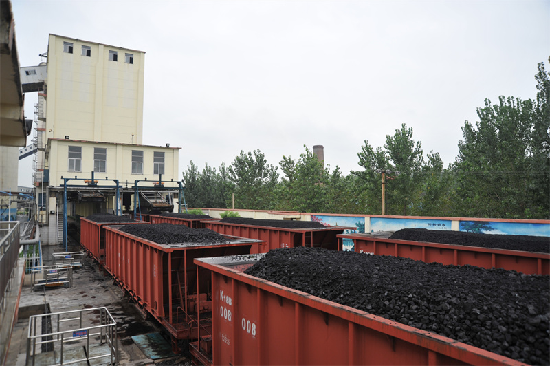 伴随火车鸣笛声长鸣,满载3360吨"乌金"的大列从高庄煤业公司整装出发