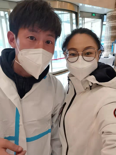 一个多月未见面,这对夫妻在封控区里重逢了