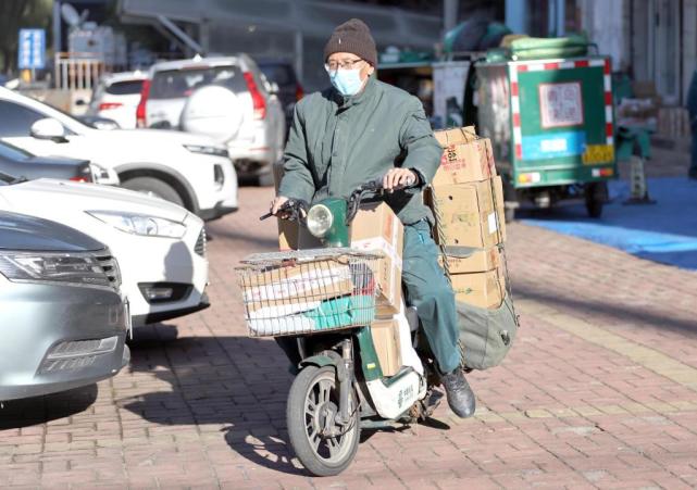 青島:郵政快遞員奮戰