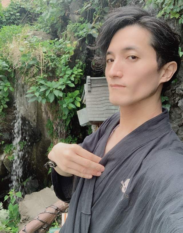 在社交平台上发布一则讣告,称哥哥已于11月3日不幸猝死,死因尚不明确