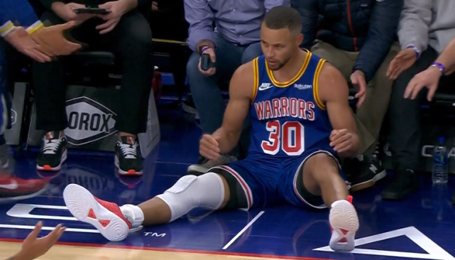 之后坐回替补席接受治疗,所幸伤势无大碍,库里继续留在场