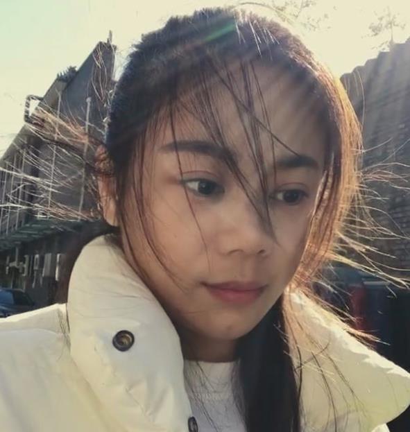 47岁面筋哥与女友秀恩爱,对方颜值颇高似两代人,甜蜜称其为老婆