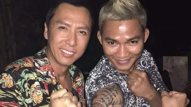 主角託尼賈(tony jaa)本身就是傳奇,從小得名師指點,習泰拳練跆拳道