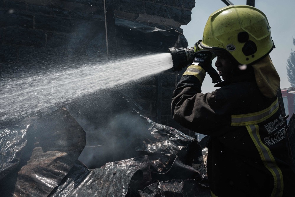 11月8日,消防员在肯尼亚内罗毕的二手服装市场——吉科姆巴市场灭火.
