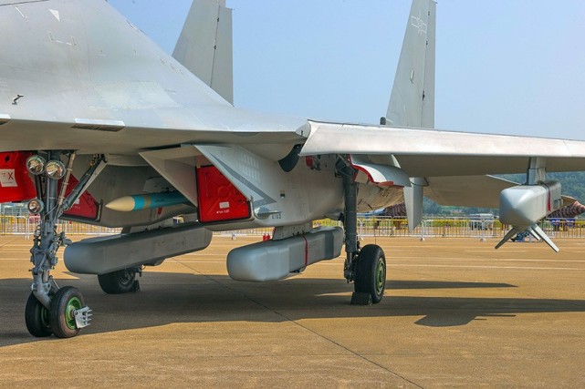 歼-16d挂载的三具电子干扰吊舱各不相同