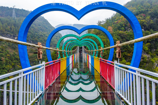 惊喜之二:彩虹玻璃桥现在玻璃桥很常见,但建在原始峡谷中的彩虹与玻璃
