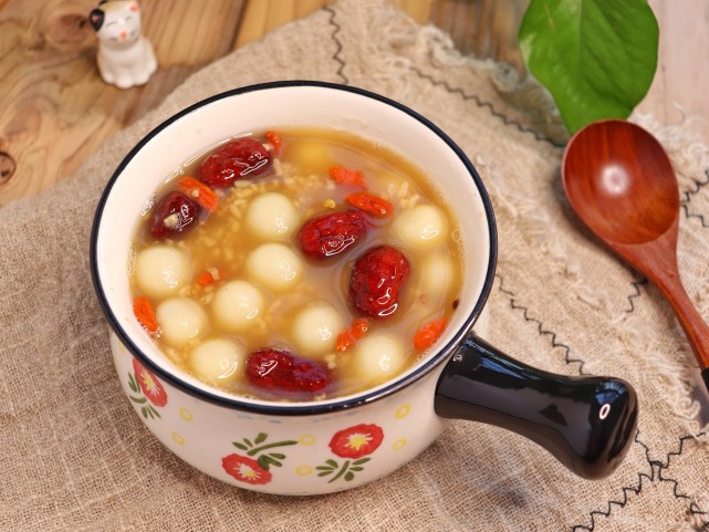 天冷就喝这个桂花酒酿小丸子,又甜又软糯,一碗下肚浑身暖