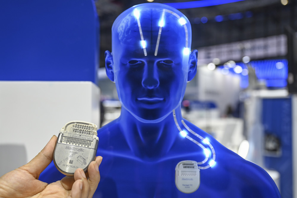 进博直击医疗展区全球首款智能可感知脑起搏器亮相