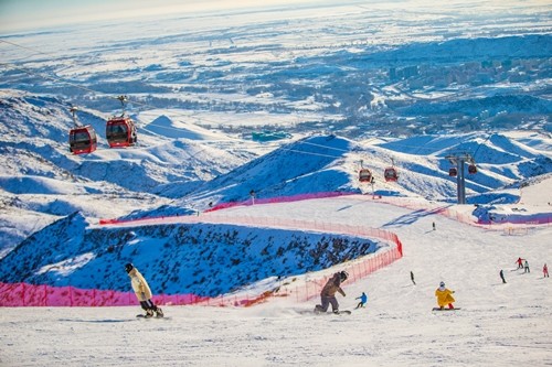 新疆最大滑雪场图片