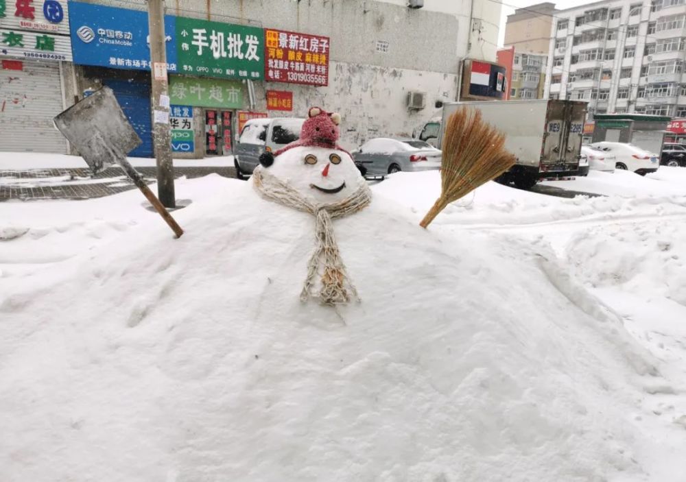 隔壁药店也不甘示弱△小区里"嗨雪"的孩子们△网友刘小硕提供小编