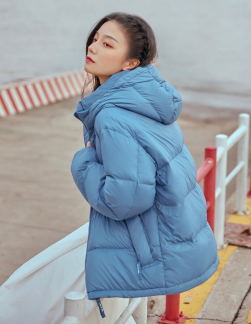 羽绒服别光买黑白灰今年流行这件婴儿蓝显白还很减龄