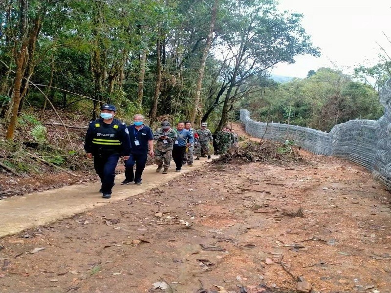 騎馬壩鄉已連續多日為強降雨天氣,道路路面處處溼滑,為防止家長接送