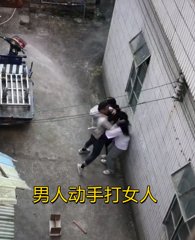 一男子当街连扇妻子巴掌,"婆婆劝阻无果转身离开"