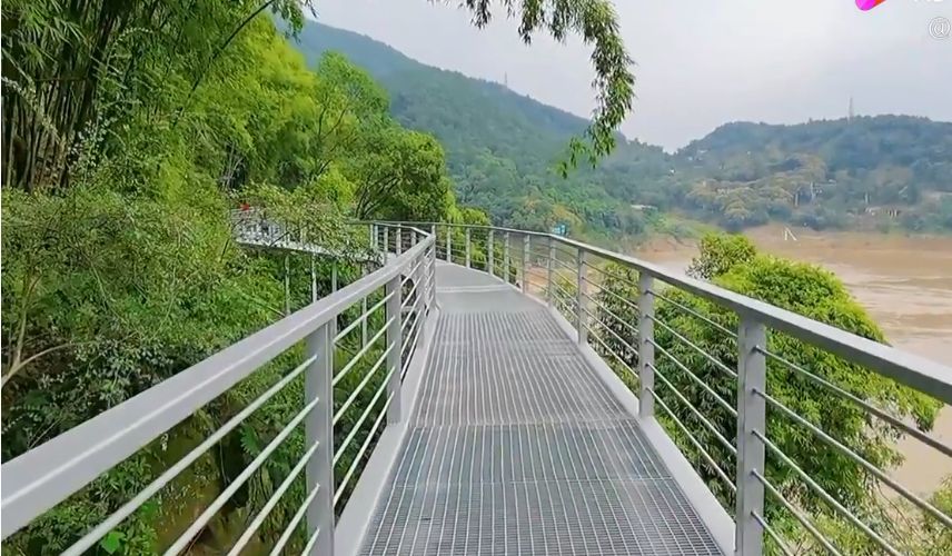 重庆北碚巡江步道,沿江而建钢架结构,起点就在金刚碑
