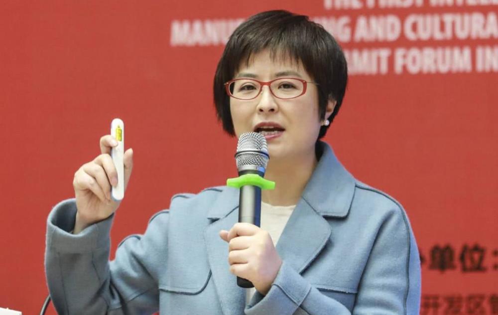 央视主持人张泉灵因病辞职,离开了工作18年的央视,辞职后,瞒着老公把