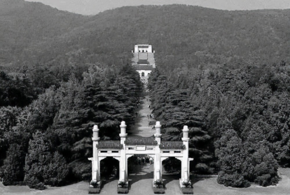 05年 汪精卫儿子回国祭祖 见父母跪像 这是他们应受的惩罚 腾讯新闻